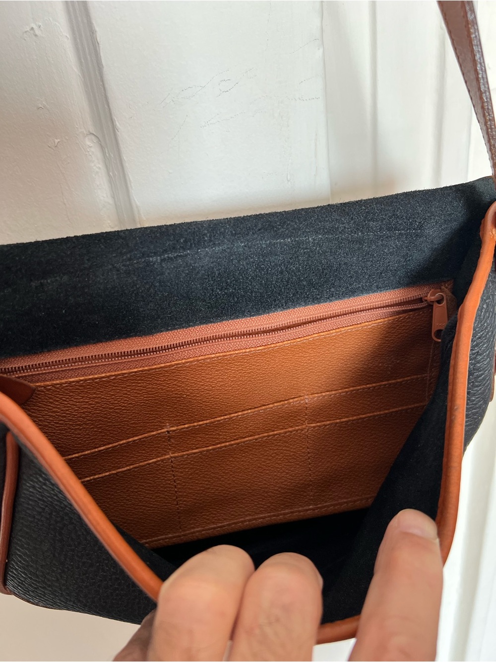 Vintage Dooney & Bourke AWL Black Leather Large Carrier Crossbody Bag -Excellent - Picture 12 of 16